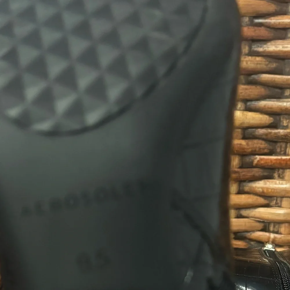 AEROSOLES Black Croc-Patterned Ankle Booties in size 9.5. Great condition !